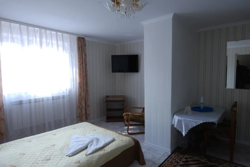 Valgusküllane hotellituba