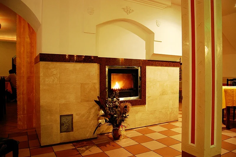 Kamin Hotell La-Musica restoranis