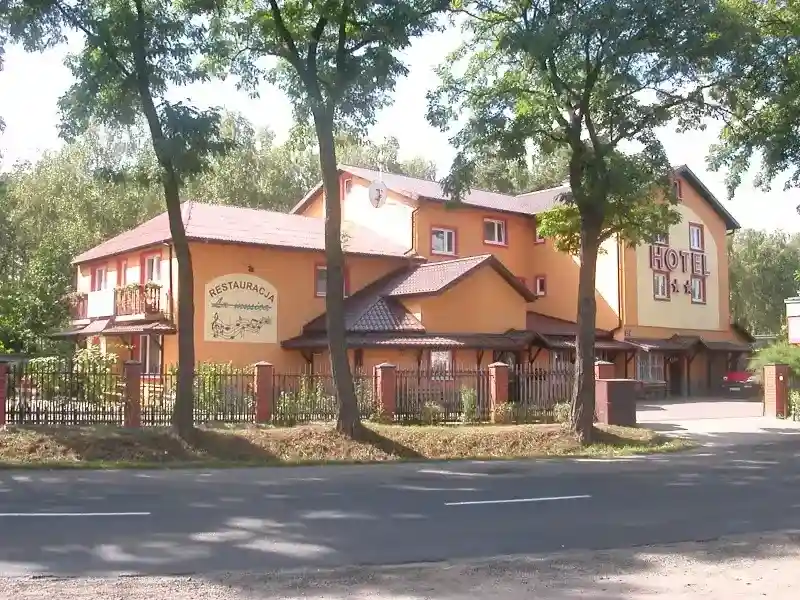 Hotell La-Musica tänava poolt vaadatuna