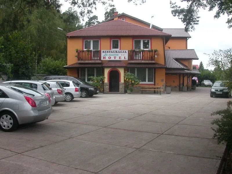 Hotellihoone ja parkla